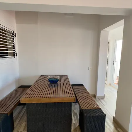 Island Village אדחה