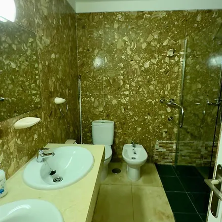 Island Village 公寓