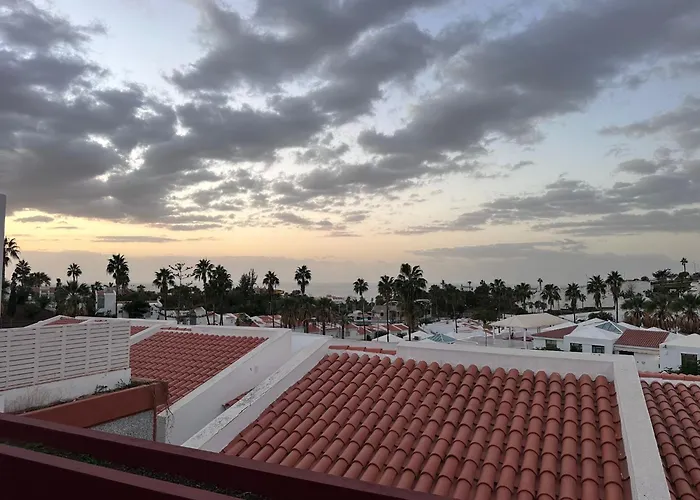 Island Village Апартаменти Адехе